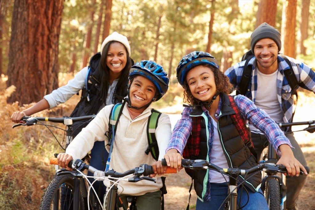 משפחה שחורה צעירה רכיבה על אופניים