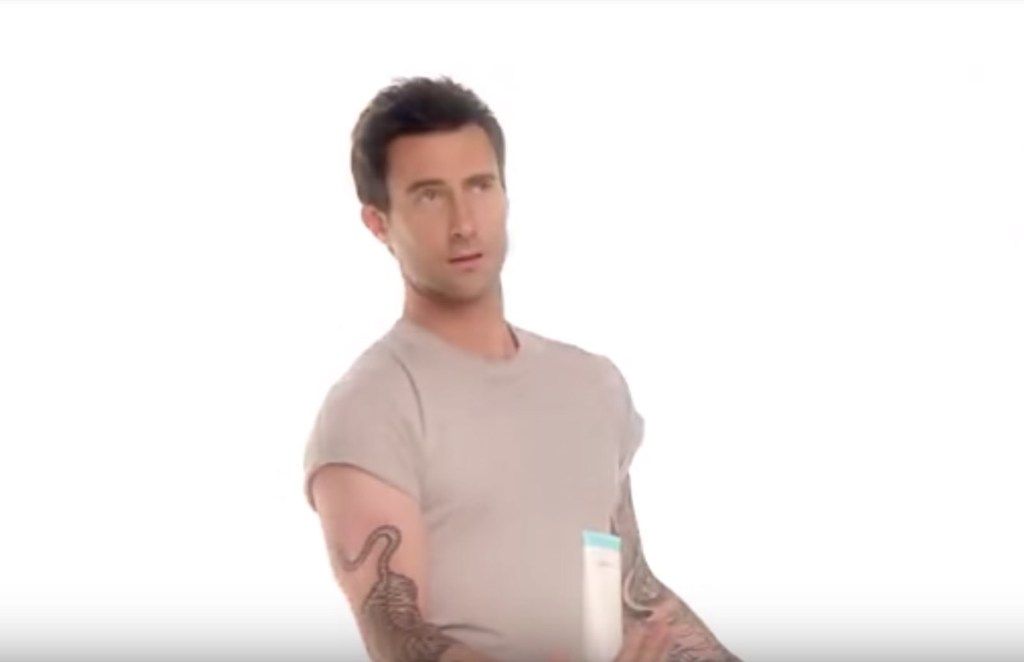 Adam Levine drži proaktivnu bocu, slavna osoba