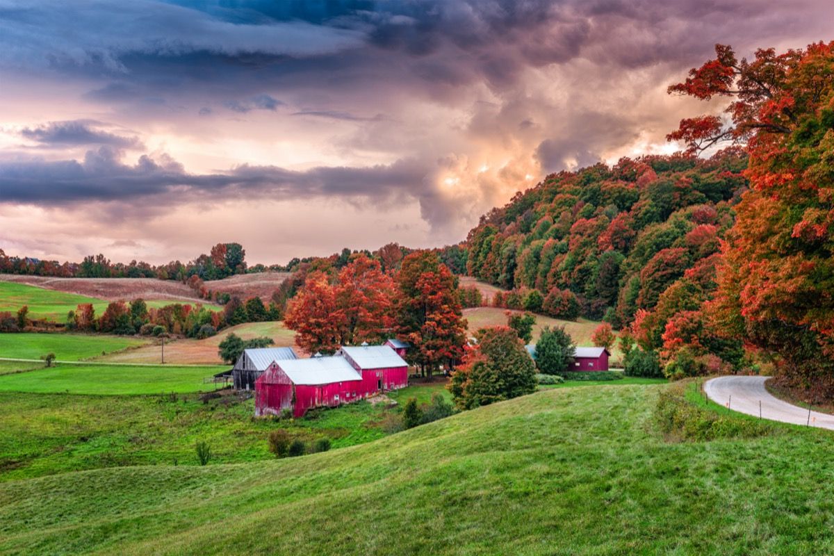 červené farmy, pomarančovníky a vidiek na vidieku v Readingu vo Vermonte pri východe slnka