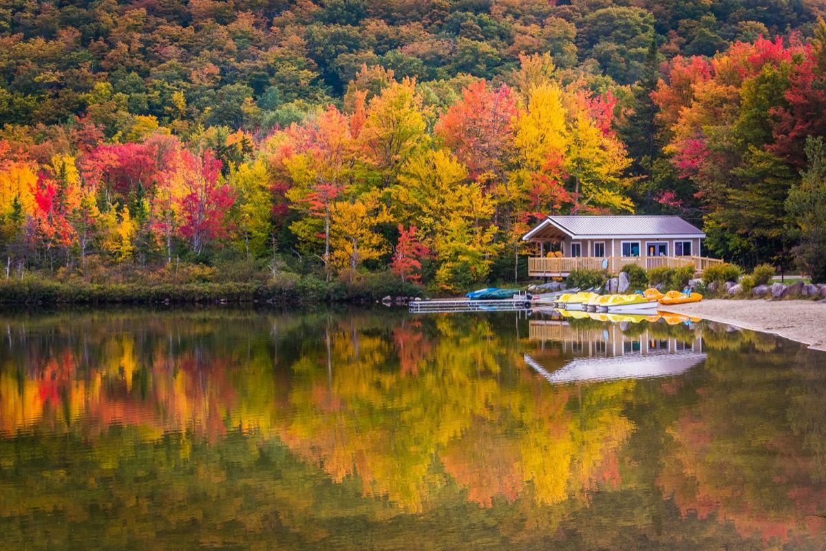 mestský dom vedľa stromov, jazero a kanoe v okrese Grafton v New Hampshire