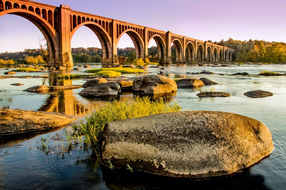 most cez a skaly na rieke James v Richmonde vo Virgínii