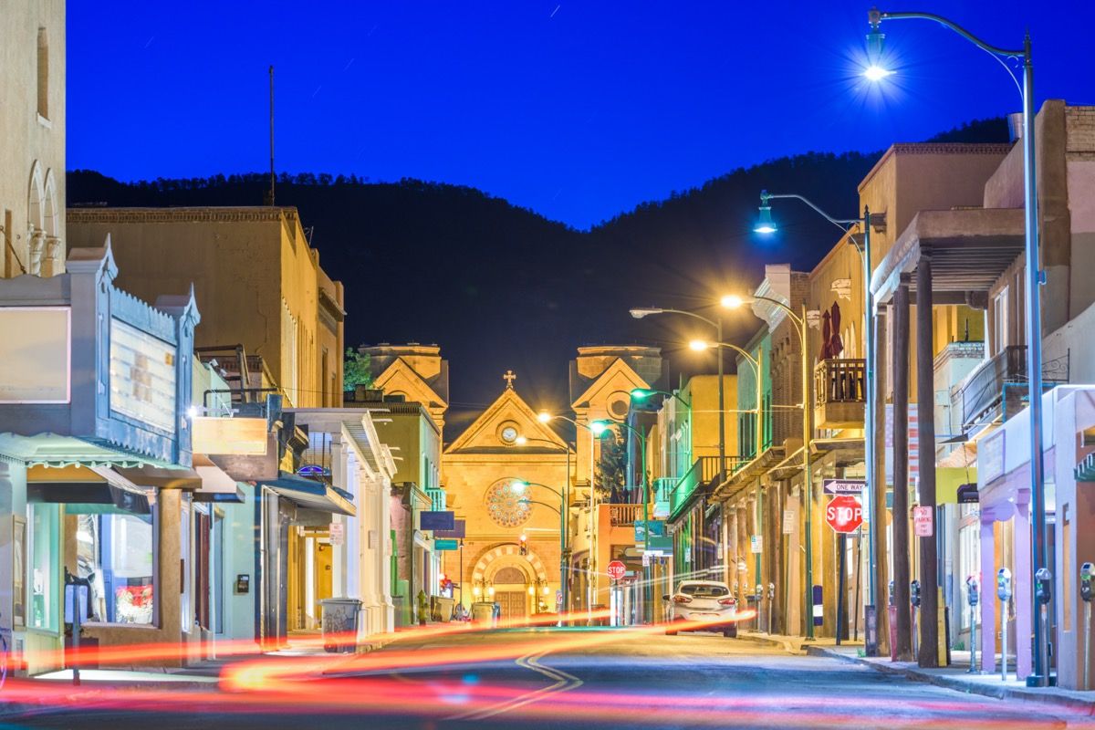 budovy a prázdna ulica v centre mesta Santa Fe v Novom Mexiku v noci