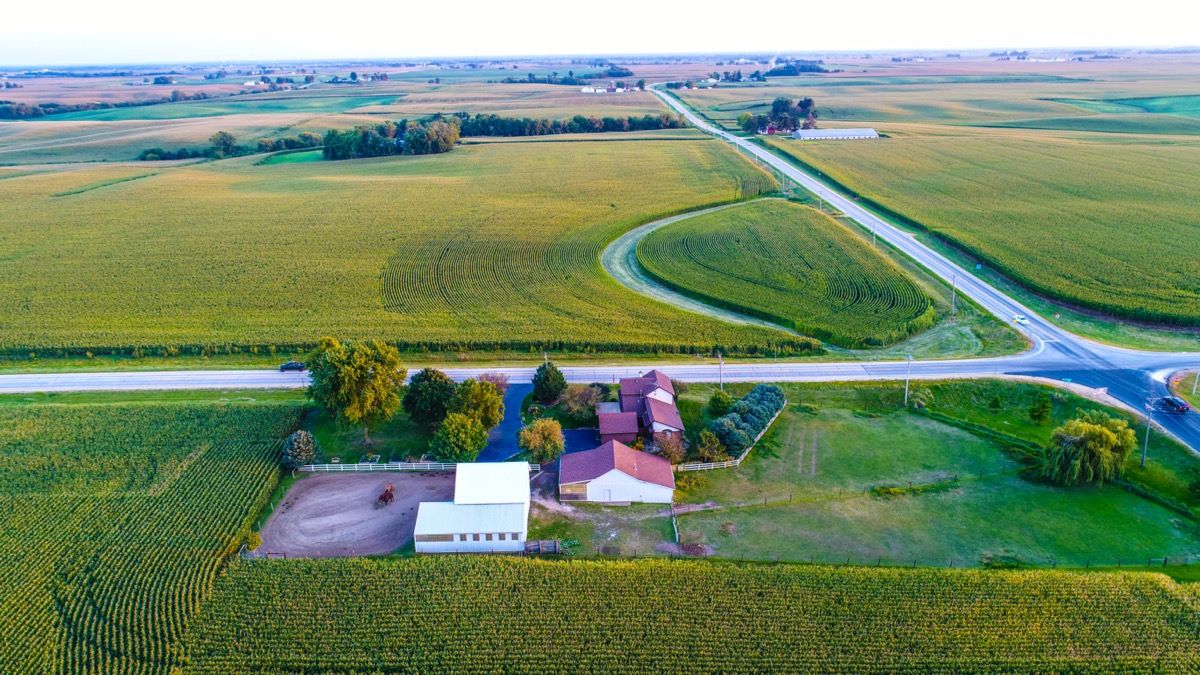 biele domy, zelená zem a prázdne cesty, fotografia urobená zhora v meste Iowa v Iowe