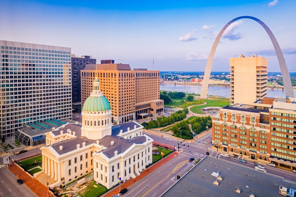 fotografia panorámy mesta St. Louis, Missouri za súmraku