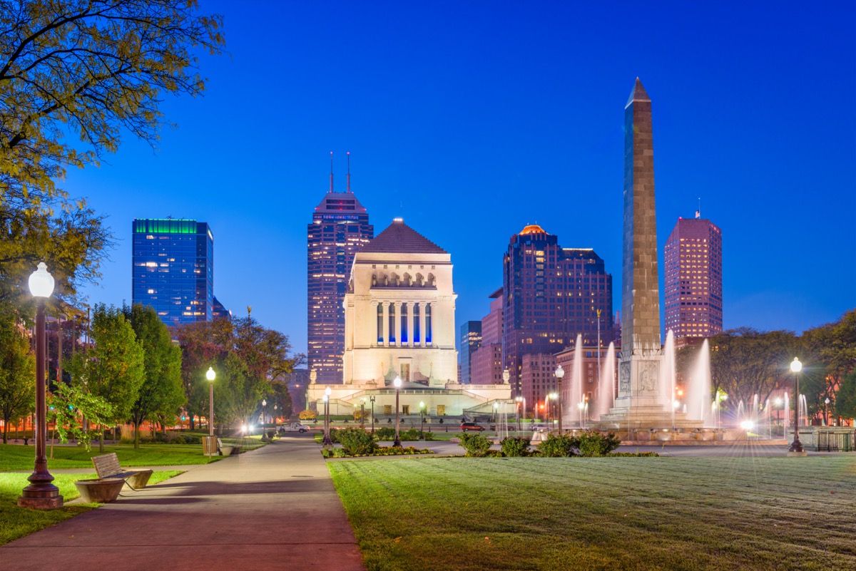 Americké vojnové pamätníky a panoráma mesta v Indianapolise v štáte Indiana za súmraku