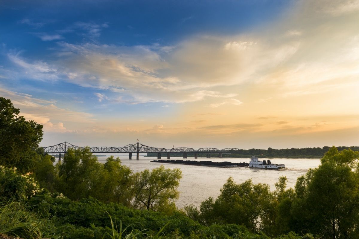 biela loď a most cez rieku Mississippi vo Vicksburgu v Mississippi