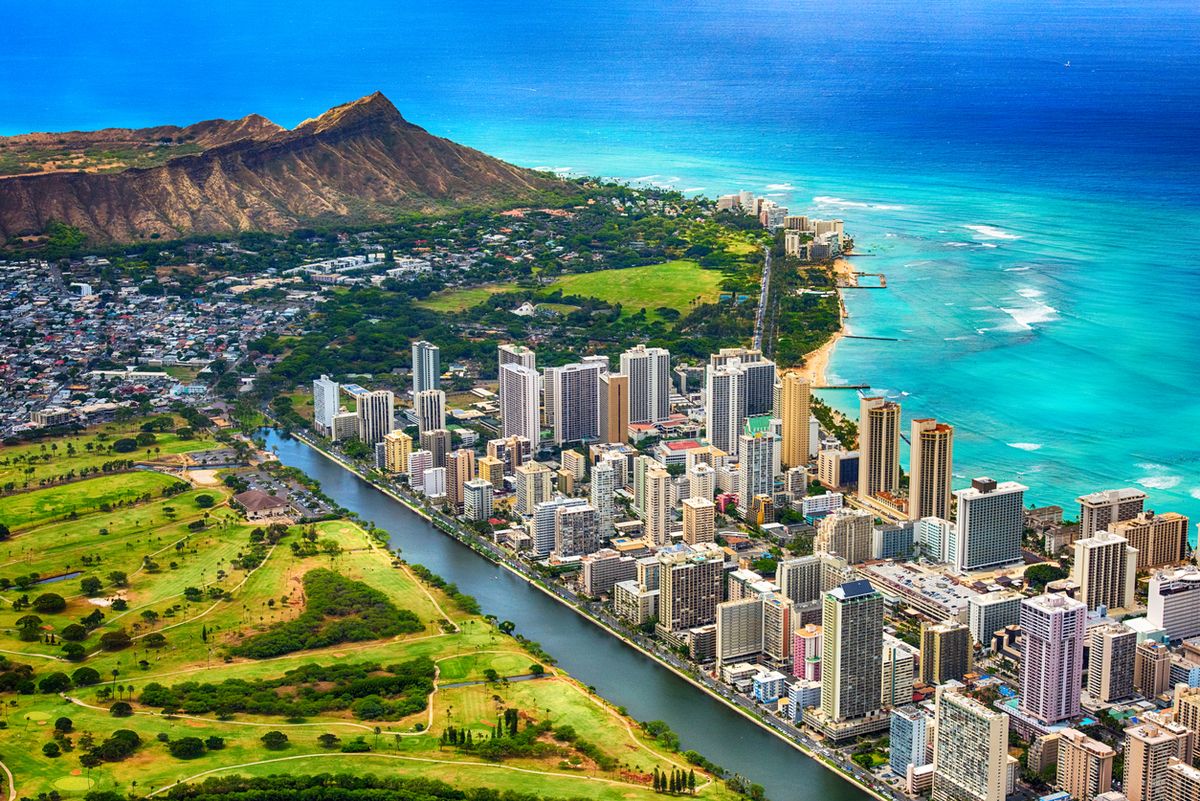 Letecký snímok pláže Waikiki a centra Honolulu na Havaji s Diamond Head v pozadí