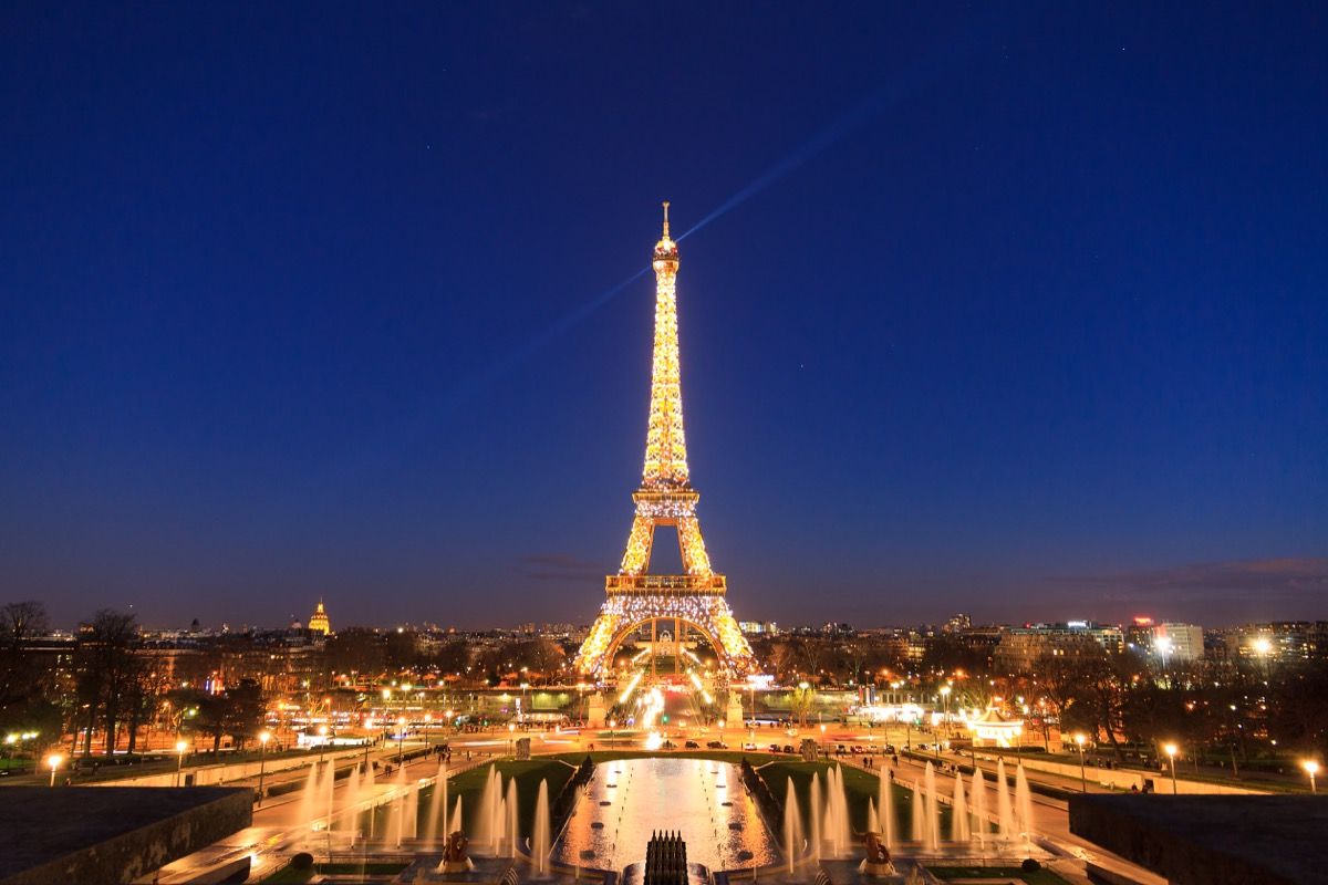 Paříž Eiffelova věž ve světlech