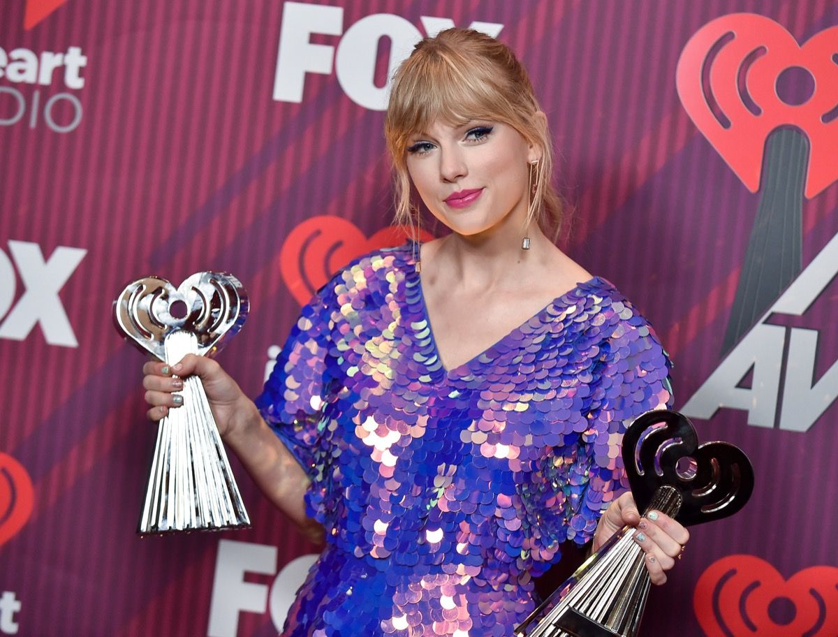 Taylor Swift a díjkiosztón vörös szőnyegen