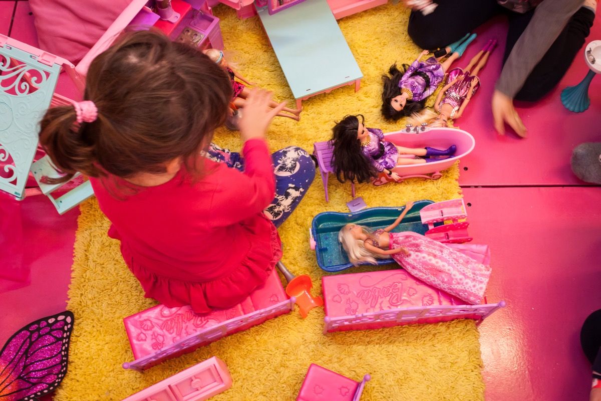 ΜΙΛΑΝΟ, ΙΤΑΛΙΑ - 22 ΝΟΕΜΒΡΊΟΥ: Κούκλες Barbie στο G! ελάτε giocare, εμπορική έκθεση αφιερωμένη σε παιχνίδια, παιχνίδια και παιδιά στις 22 Νοεμβρίου 2013 στο Μιλάνο. - Εικόνα