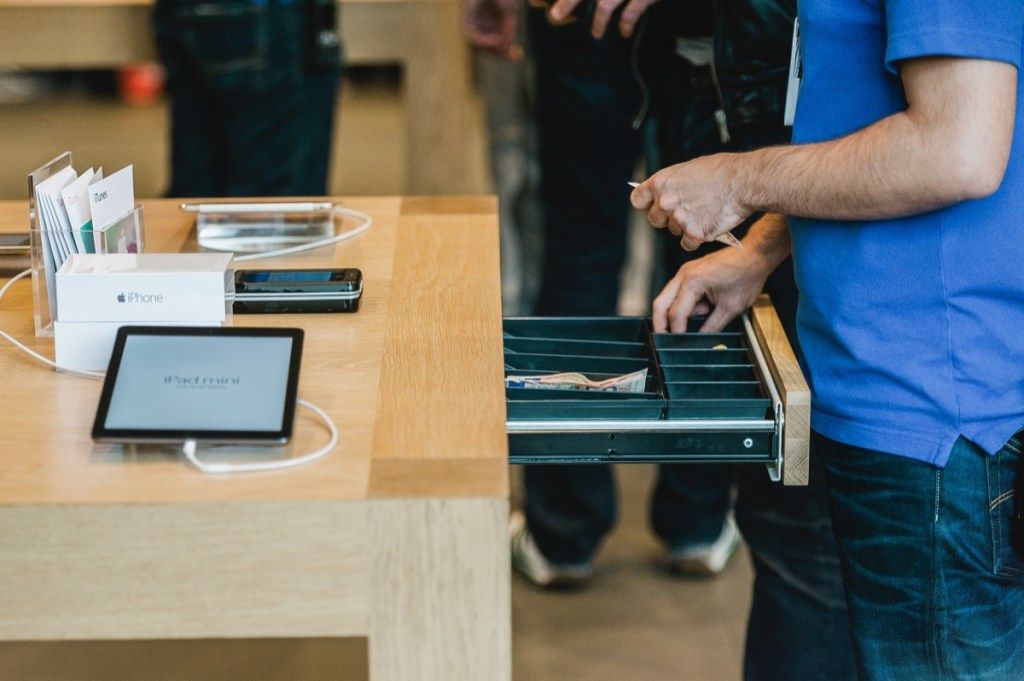 Nag-iimbak ng cashier ng Apple na may cash