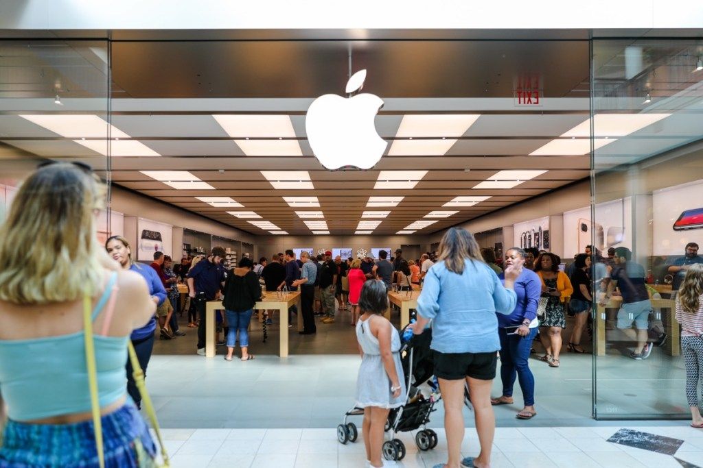 Alışveriş yapanlarla dolu Apple mağazası