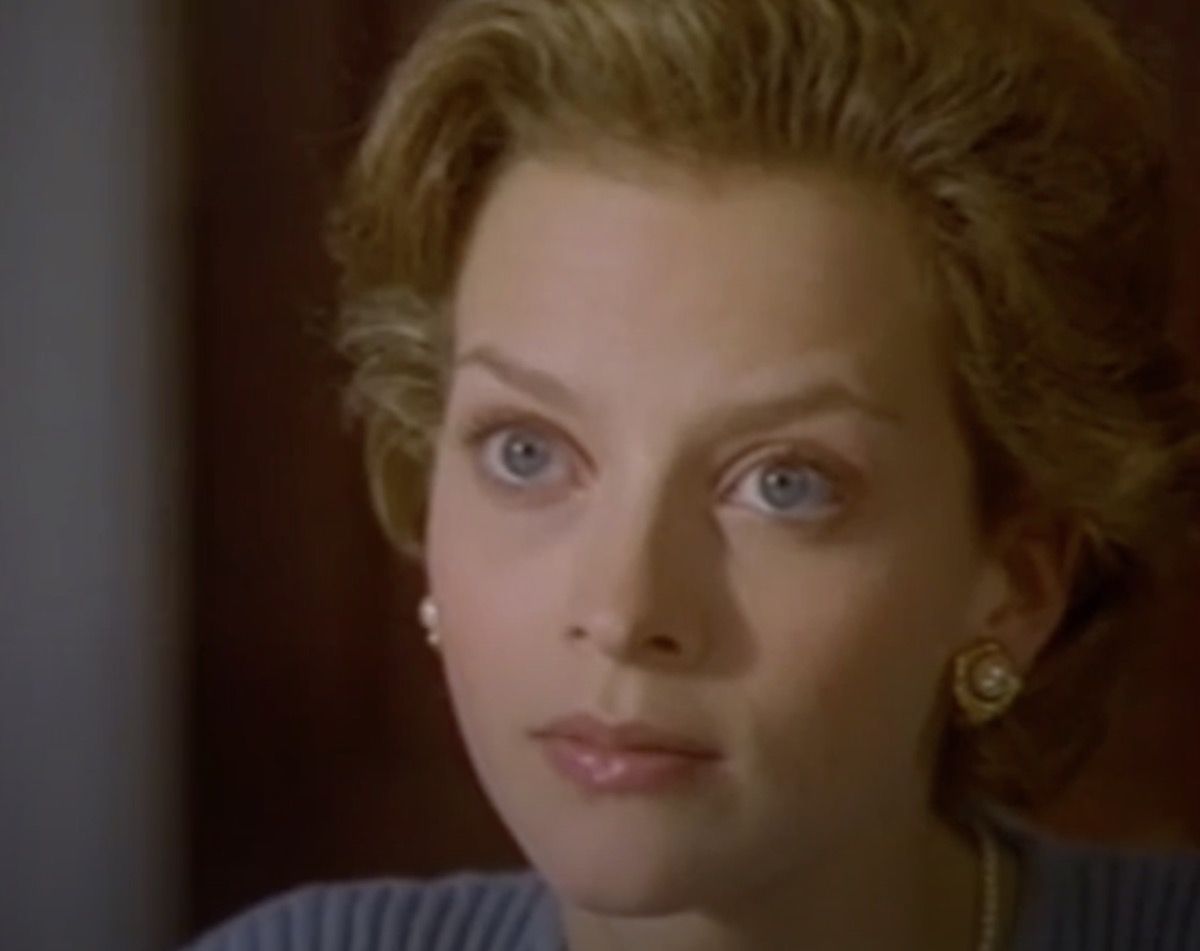 Julie Cox trong vai Công nương Diana
