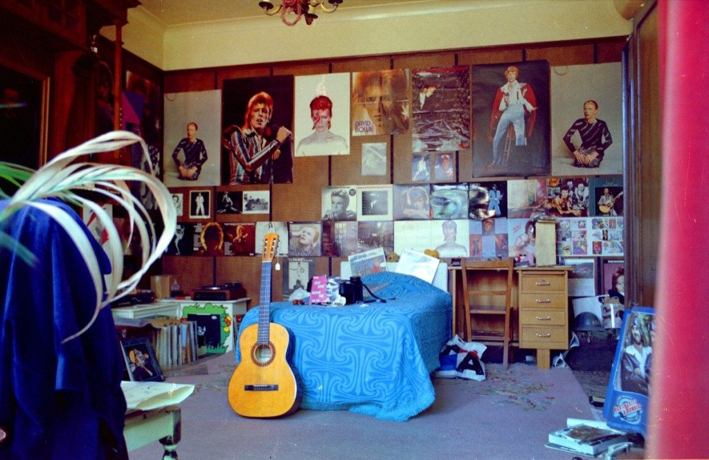 Ett sovrum på 1970-talet täckt av affischer 1970-talets heminredning
