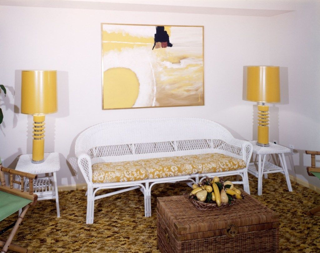 ห้องนั่งเล่นสีเหลืองพร้อมโซฟาหวายตกแต่งบ้านปี 1970