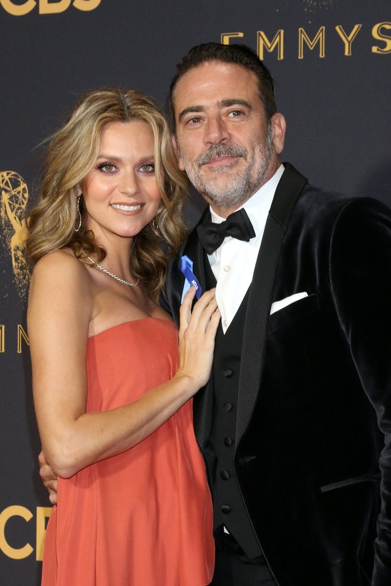 Хилари Бъртън носи оранжева рокля, а Джефри Дийн Морган носи черен костюм на Primetime Emmy Awards през 2017 г.