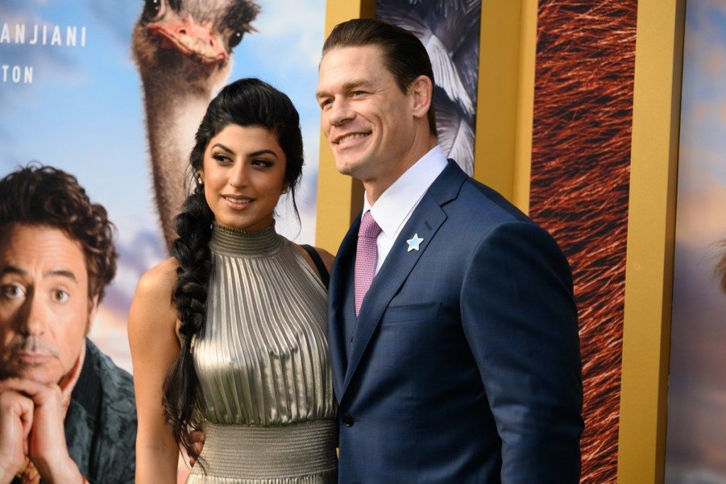 John Cena nosí modrý oblek a Shay Shariatzadeh strieborné šaty na premiére filmu