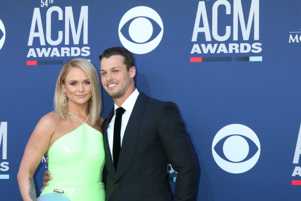 Mirand Lambert viste un vestido verde y Brendan McLoughlin viste un traje en los 54th Academy of Country Music Awards en 2019