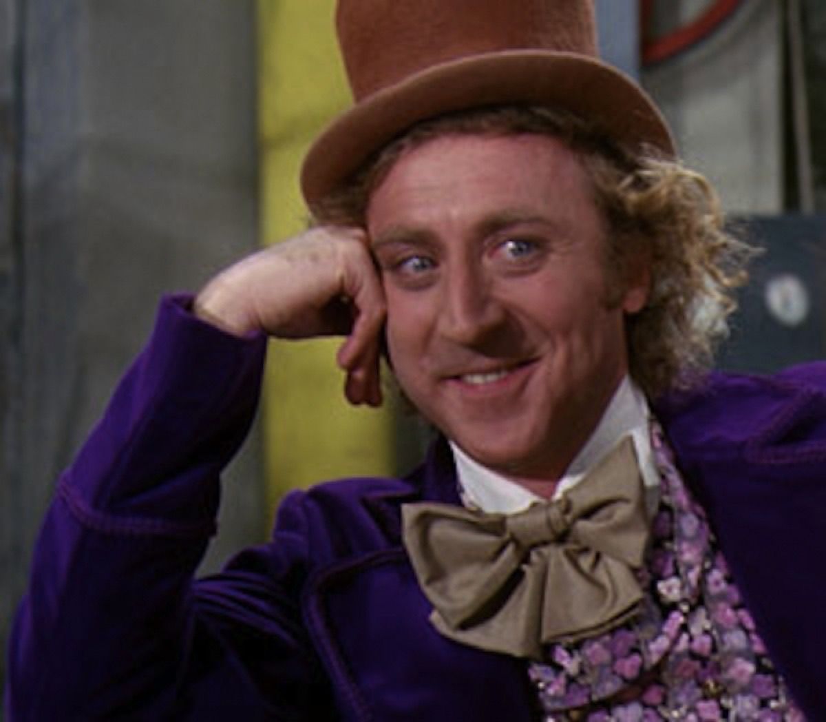 Gene Wilder in hoge hoed, vlinderdas en paarse smoking als Willy Wonka
