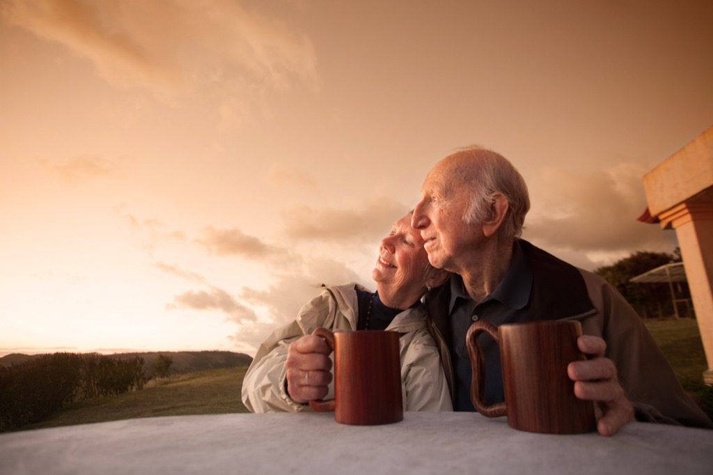 La vita di una coppia di anziani tra 200 anni
