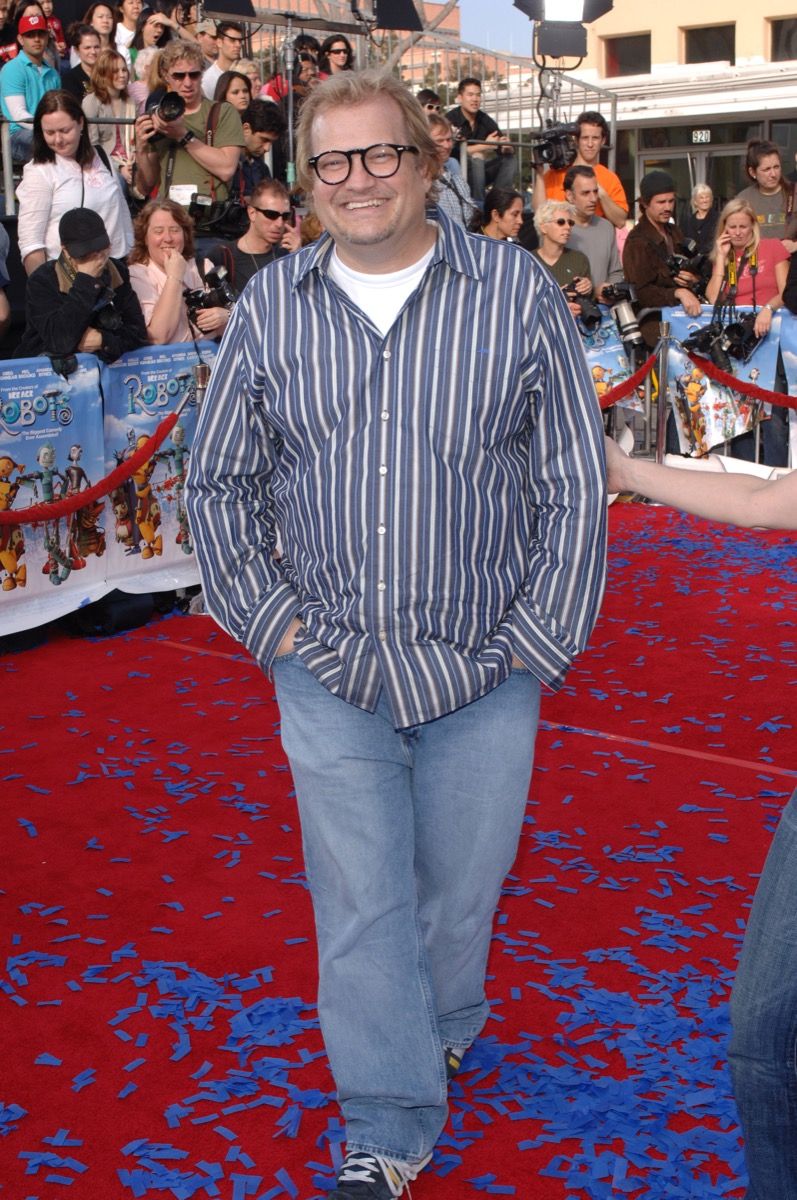 Drew Carey punaisella matolla vuonna 2005