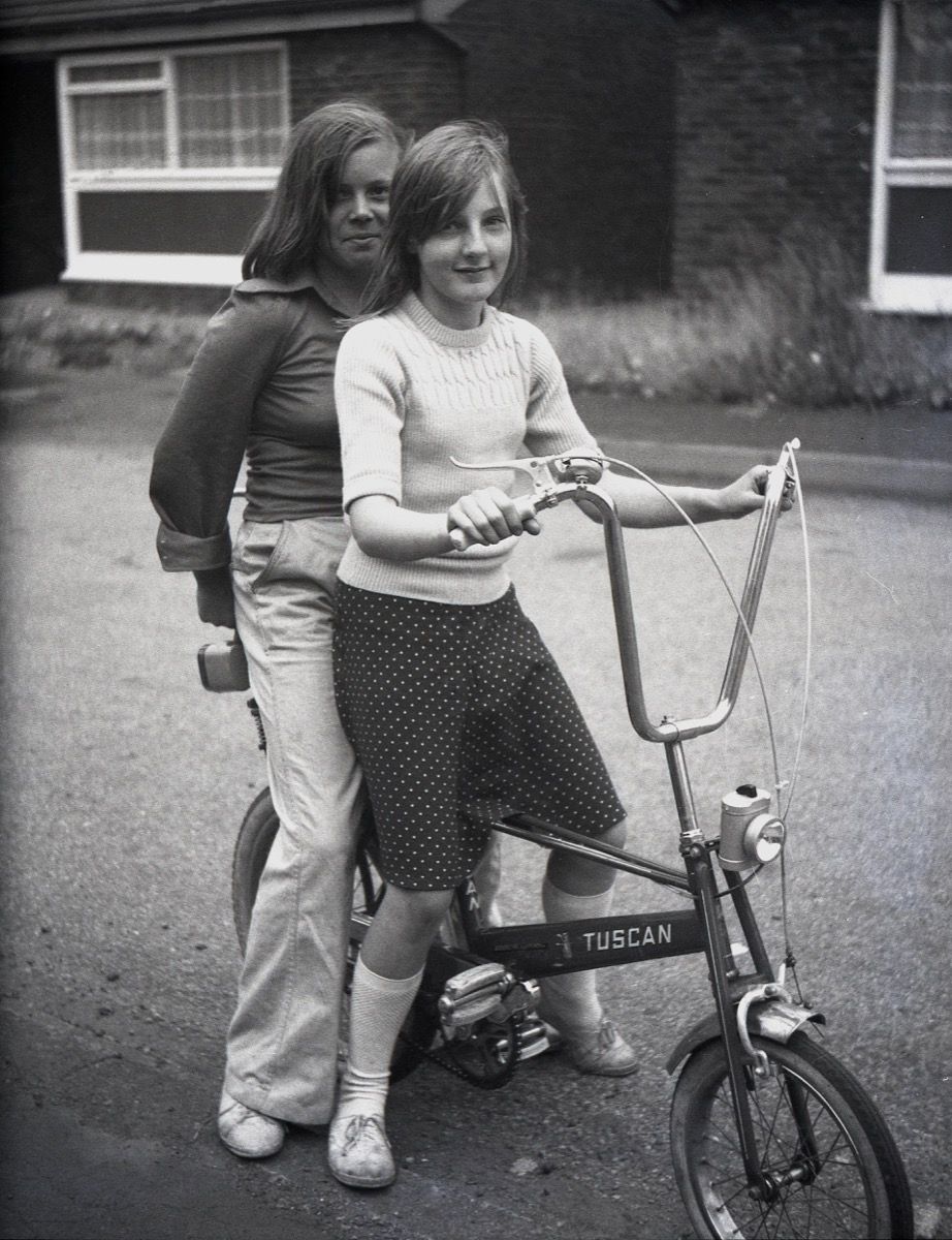 2 момичета, каращи колело без каски, 70-те