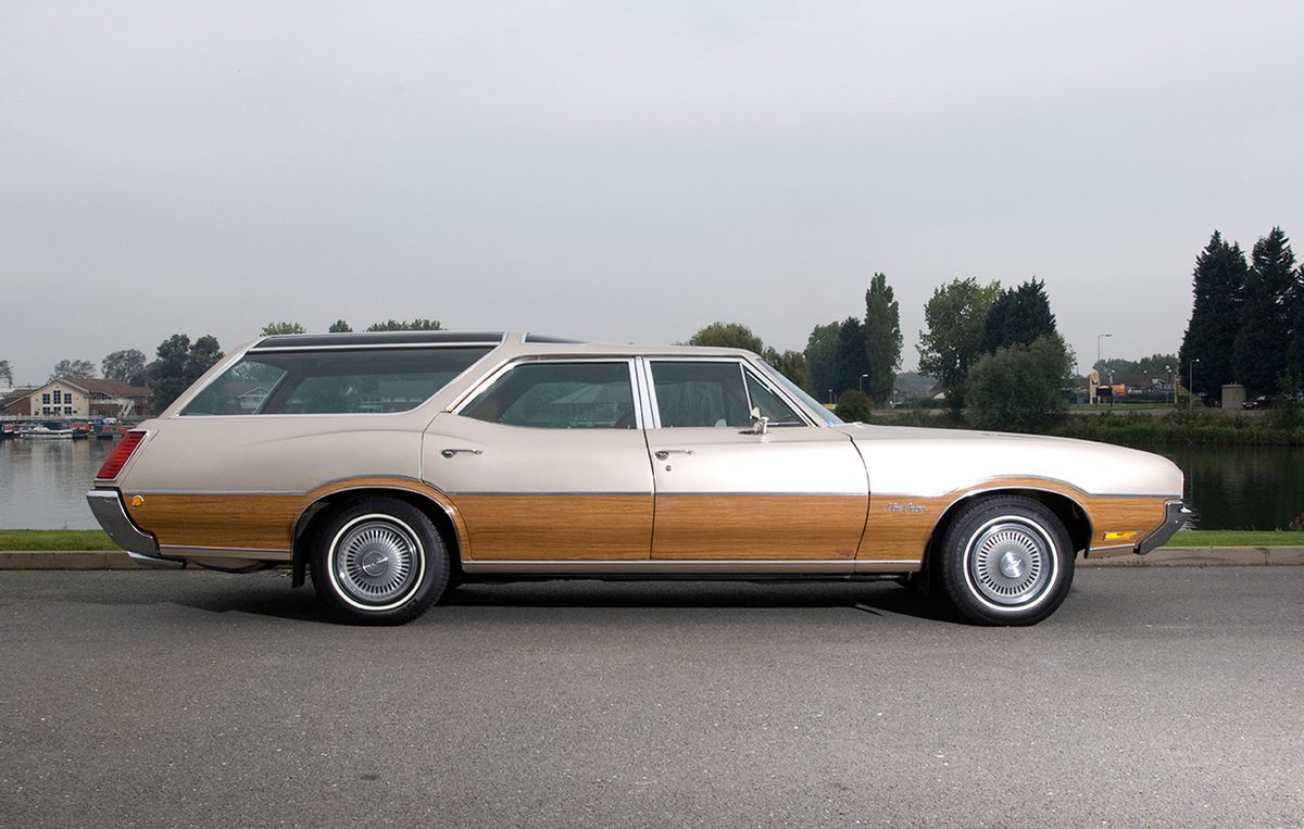 אולדסמוביל ויסטה קרוזר וודי סטיישן מכונית אחוזה אמריקאית משנות השבעים