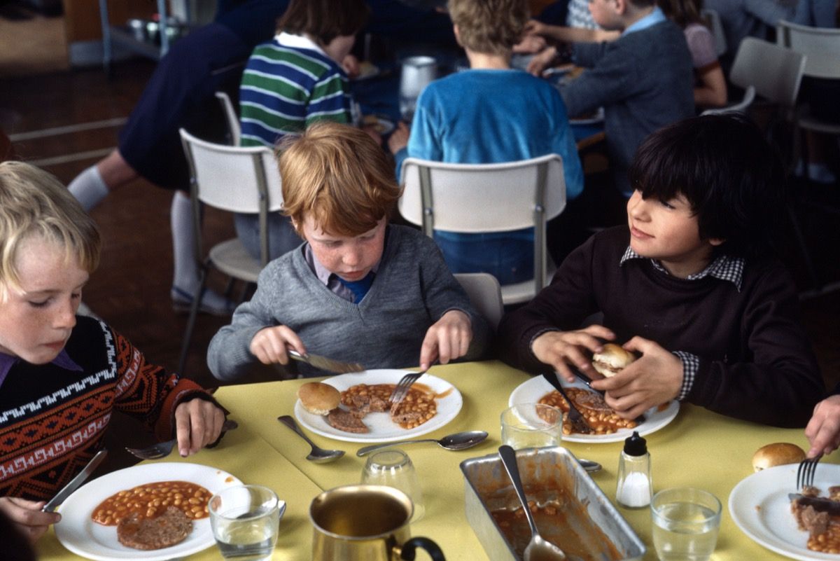 1970-talls historisk bilde av skolemåltider i grunnskolen i 1970
