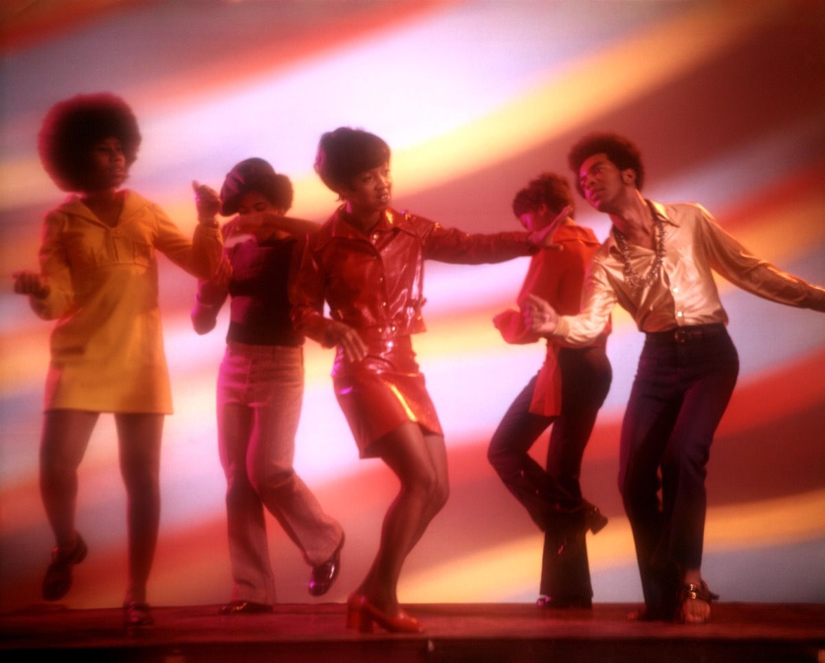 1970. gadu ĀFRIKAS AMERIKĀŅU melnie dejotāji diskotēkas klubā