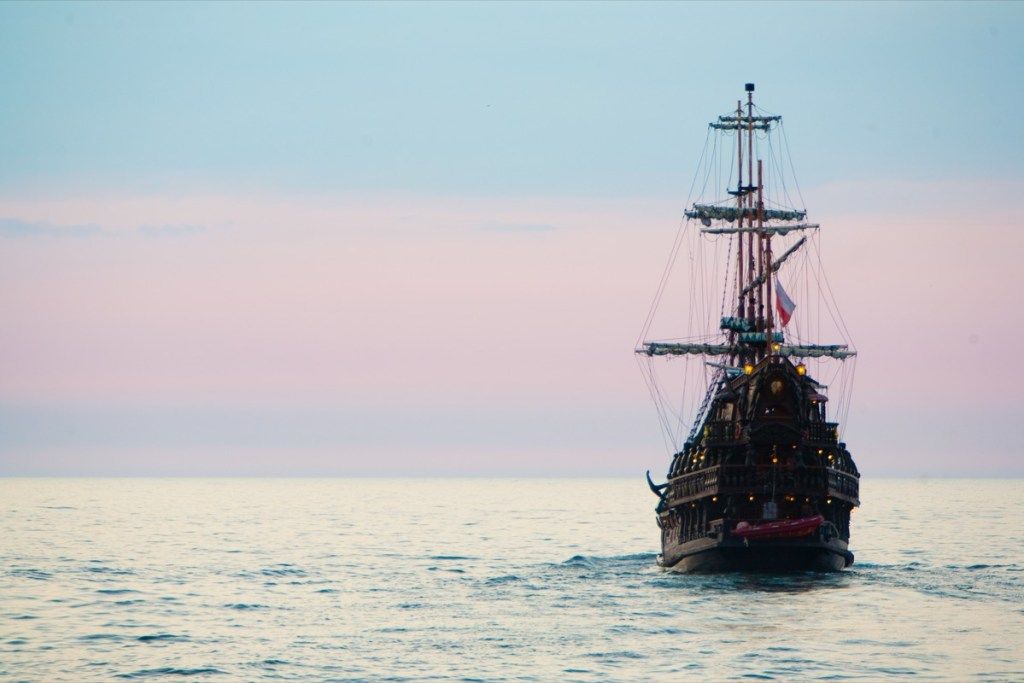 большой корабль в океане - пиратские шутки