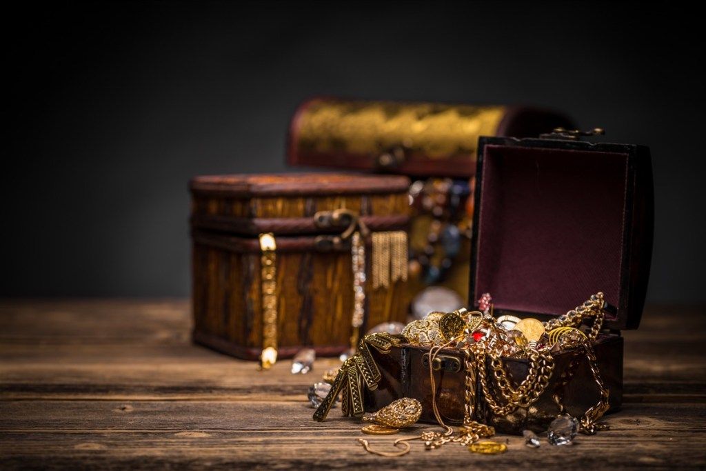 золотые украшения в старой шкатулке
