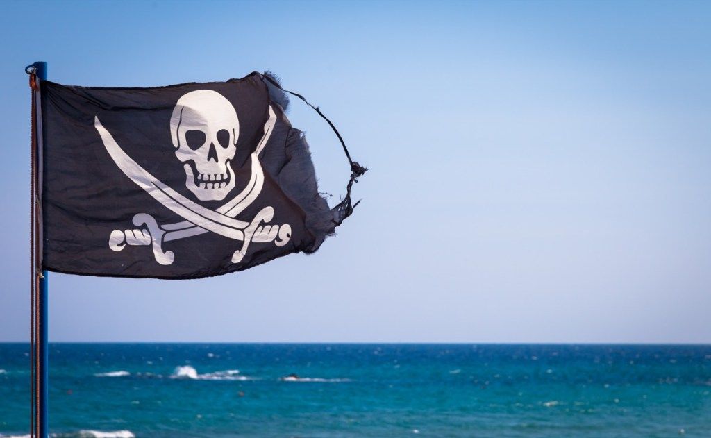 φόντο πειρατική σημαία στον ωκεανό - πειρατικά αστεία