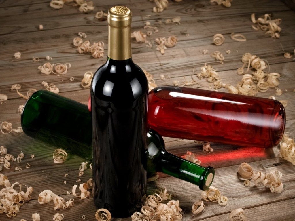 butelki wina na tle drewna