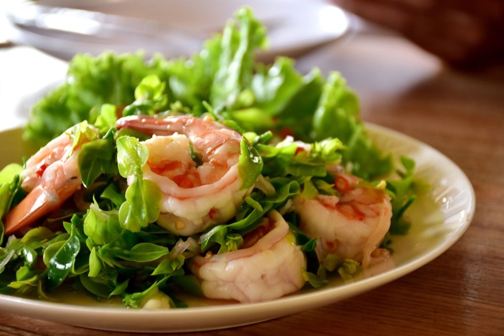 Comida para libido de salada de camarão
