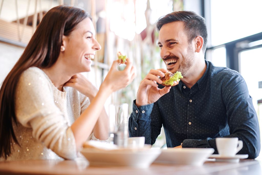 pasangan bahagia makan di kedai makan