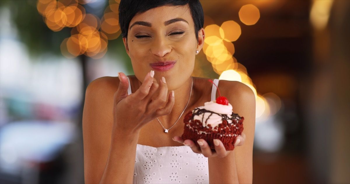 Žena uživa jedući cupcake