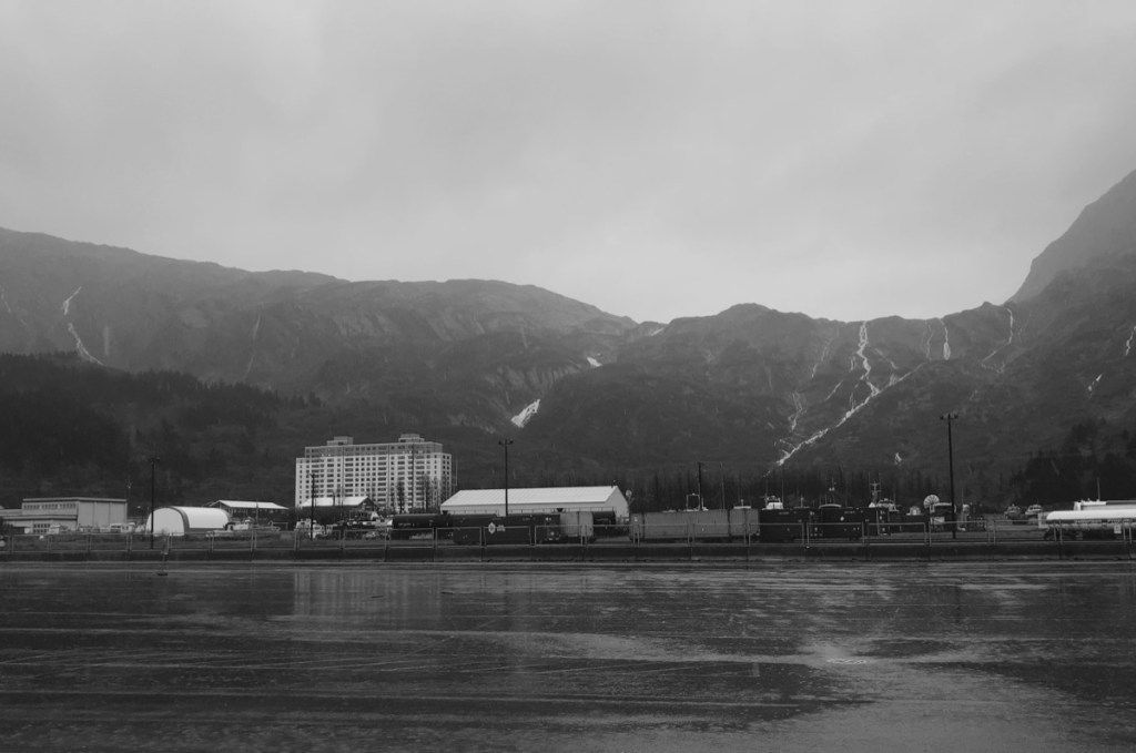 la ciudad de whittier alaska en blanco y negro
