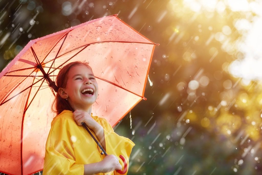 fetița în ploaie a depășit lecțiile de viață
