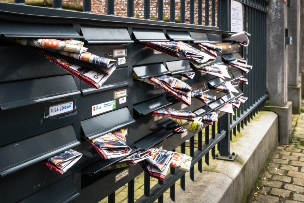 nevyžiadaná pošta plnená do poštových schránok bytového komplexu v Bruseli