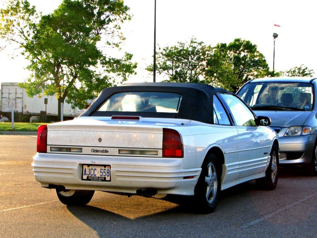 1990 m. „Oldsmobile cutlass“ aukščiausi, bjauriausi automobiliai