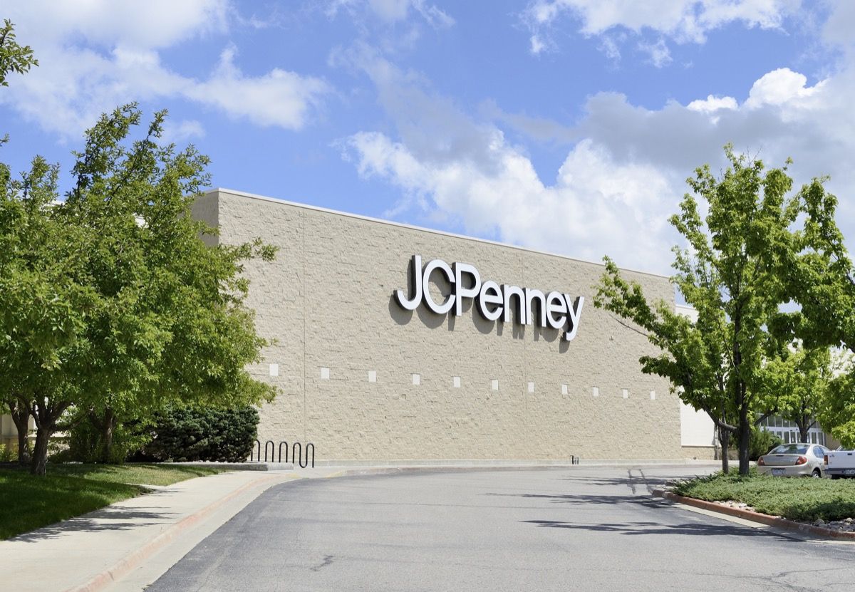 Fort Collins, Colorado, EUA - 19 de julho de 2013: O local de J.C. Penney em Fort Collins. Fundada em 1902, a J.C. Penney é uma rede de lojas de departamentos com mais de 1.100 locais.
