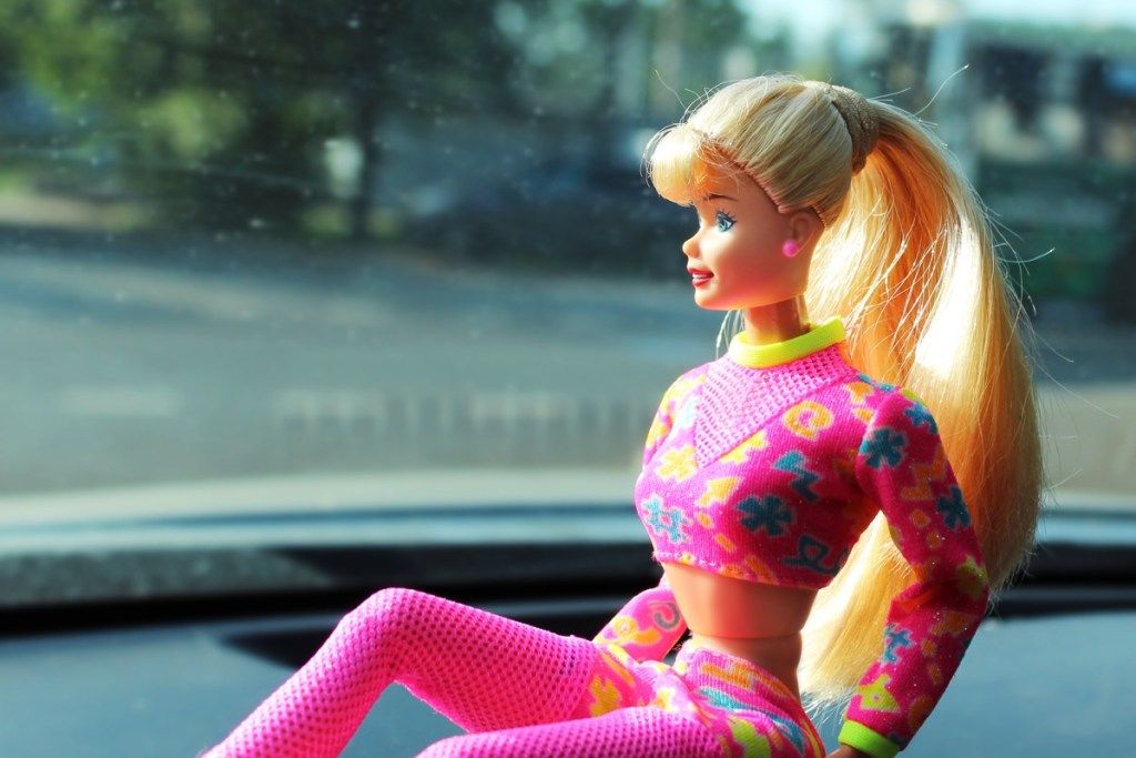 búp bê barbie nga cổ điển trên bảng điều khiển xe hơi