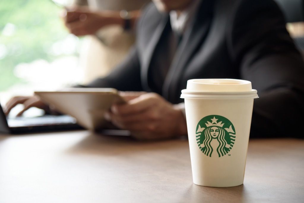 Starbucks đặt hàng cà phê và một người đàn ông với một máy tính bảng.