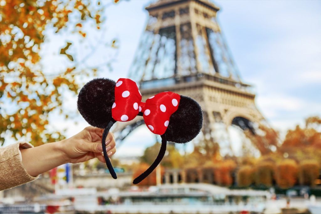 tai chuột mickey Disney trước tháp Eiffel Paris, sự thật thú vị wow