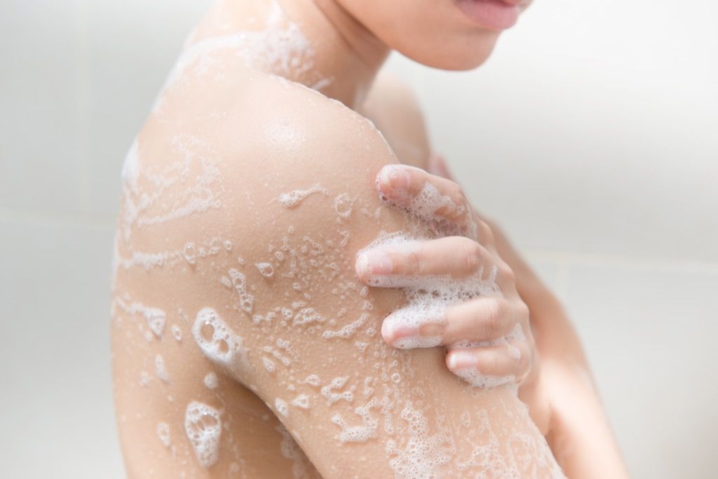 शॉवर में साबुन का उपयोग करने वाली महिला - आमतौर पर दुरुपयोग किए गए वाक्यांश