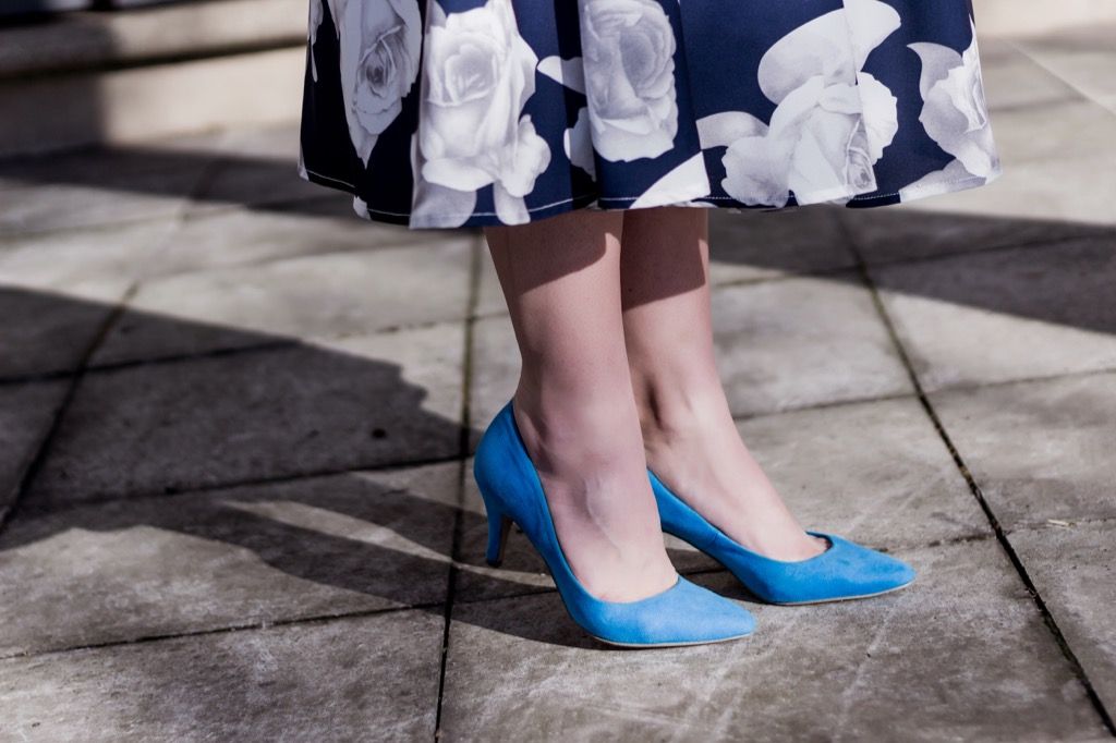 नीली ऊँची एड़ी के जूते पहने महिला, आमतौर पर दुरुपयोग वाक्यांश