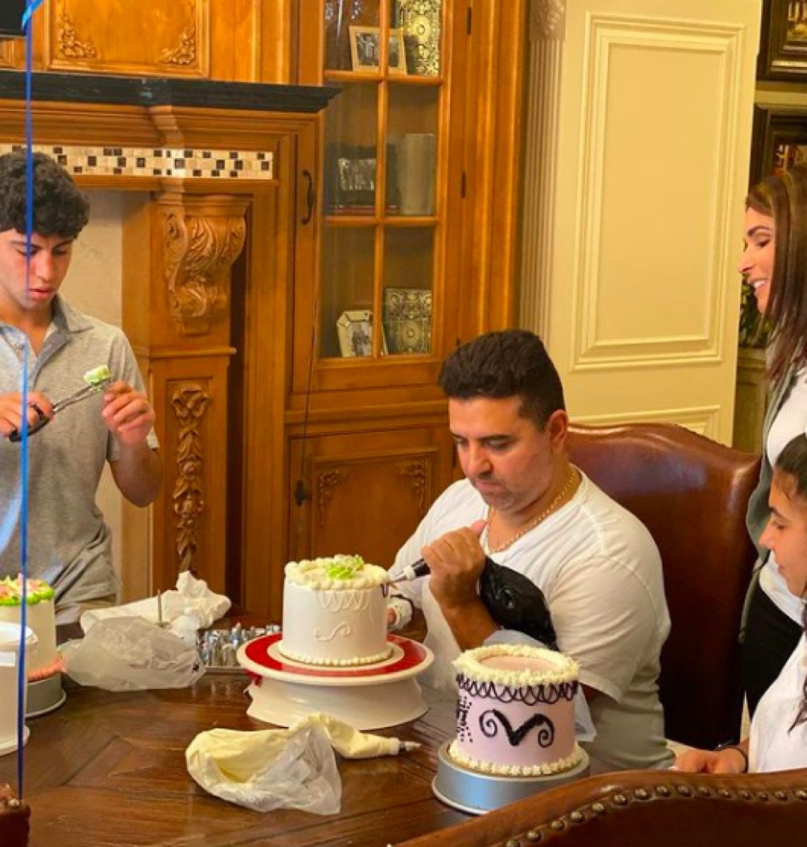 Το Cake Boss ψήνει στο σπίτι με την οικογένειά του μετά από τραυματισμό στο χέρι