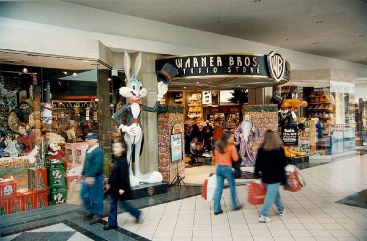 Un Warner Bros. vitrina studio într-un mall, magazinul anilor 1990