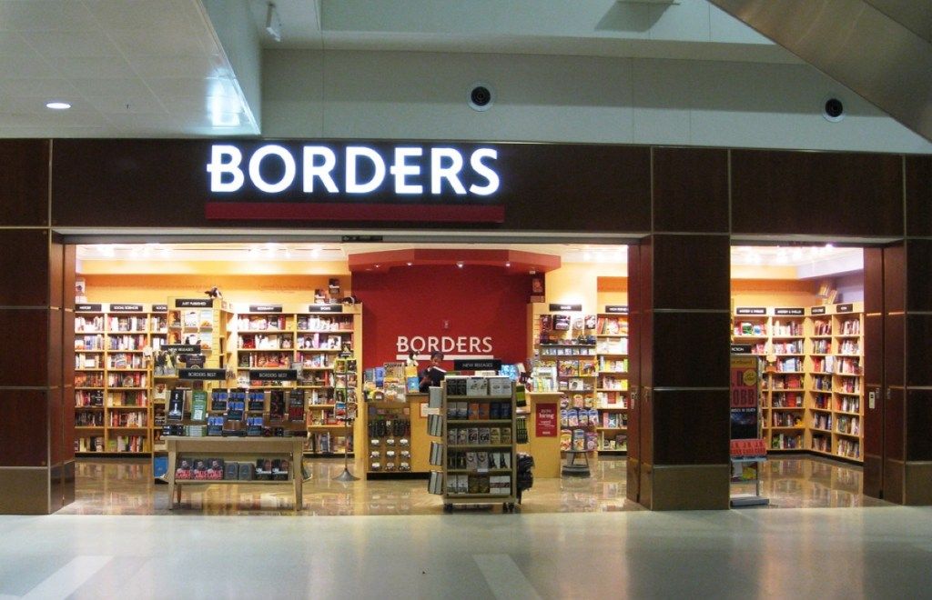 En gränsbokbokhandel i en flygplatsbutik från barndomen