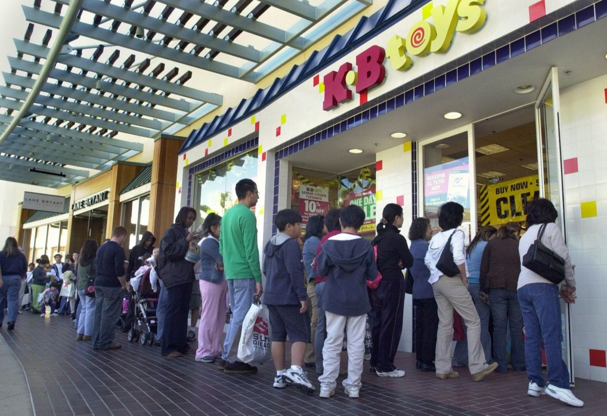 lange rij mensen buiten een K.B. Speelgoedwinkel
